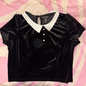 Black velvet collared top with white collar. From hot topic sized xl